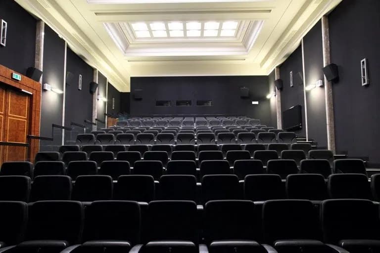 Ile kosztuje wynajem sali kinowej? Sprawdź ceny i tajniki wynajmu