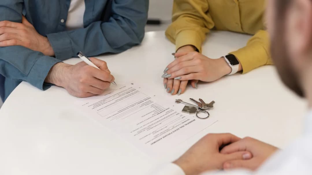 Licytacje komornicze mieszkań – jak kupić taniej atrakcyjną nieruchomość?