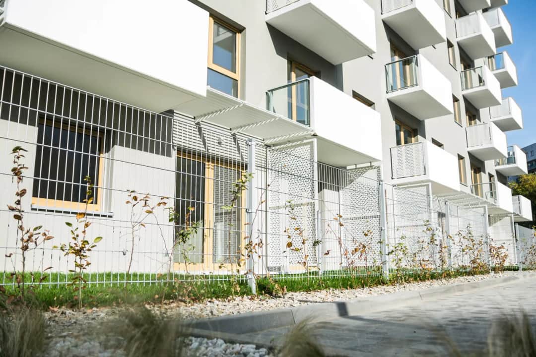 Jak tanio ogrodzić działkę? Tanie i skuteczne metody na płot Jak tanio ogrodzić działkę? Tanie i skuteczne metody na płot