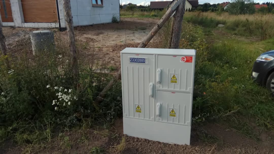 Skrzynka elektryczna na działce i co dalej – uniknij kosztownych błędów